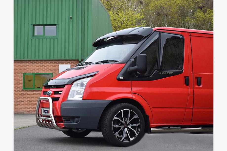 Ford Transit 2000–2014 Vindrutespoiler (svart blank, 5 mm) Foto 19