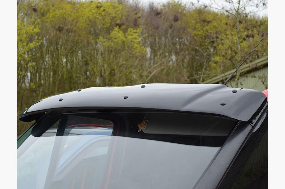 Ford Transit 2000–2014 Vindrutespoiler (svart blank, 5 mm) Foto 8