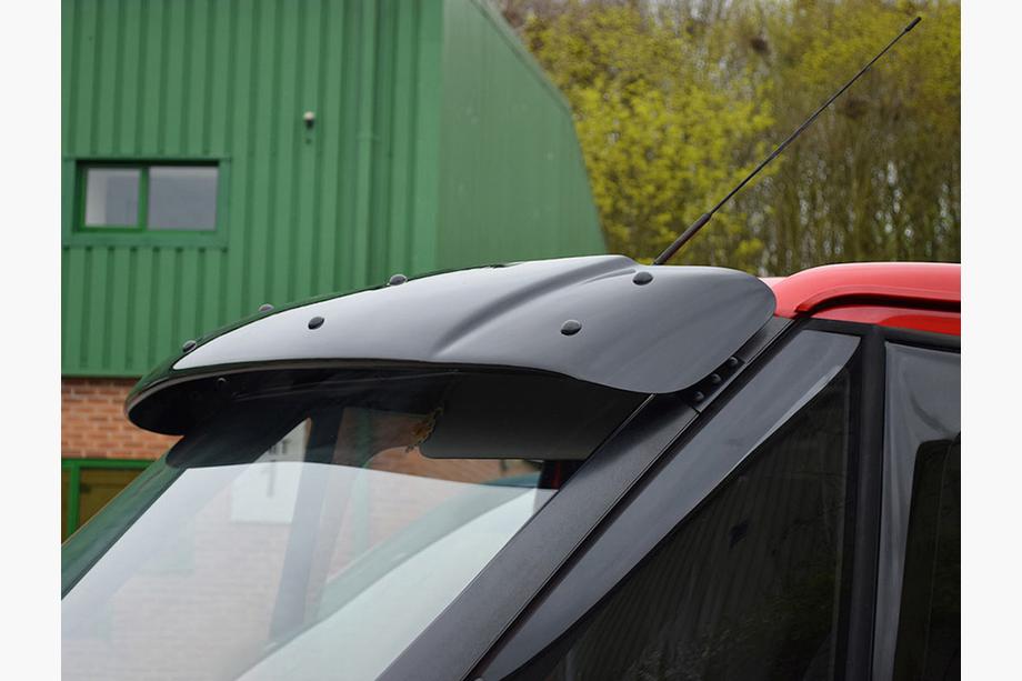 Ford Transit 2000–2014 Vindrutespoiler (svart blank, 5 mm) Foto 9
