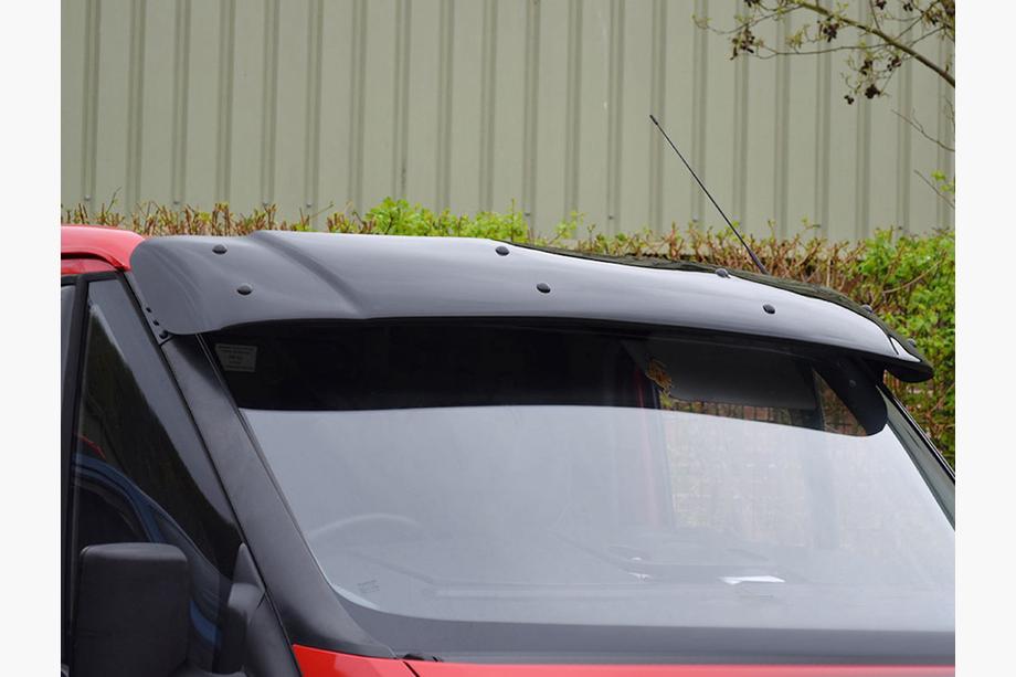 Ford Transit 2000–2014 Vindrutespoiler (svart blank, 5 mm) Foto 10
