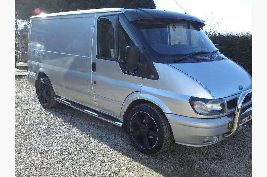 Ford Transit 2000–2014 Vindrutespoiler (svart blank, 5 mm) Foto 12