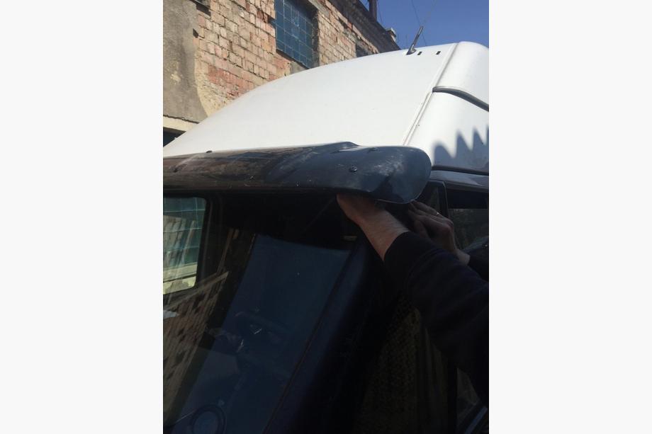 Ford Transit 2000–2014 Vindrutespoiler (svart blank, 5 mm) Foto 2