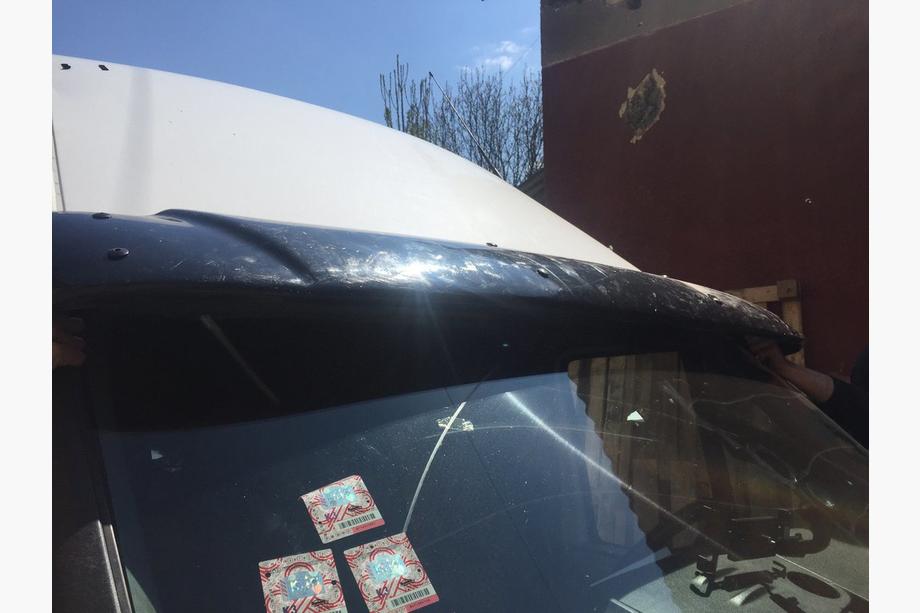 Ford Transit 2000–2014 Vindrutespoiler (svart blank, 5 mm) Foto 4