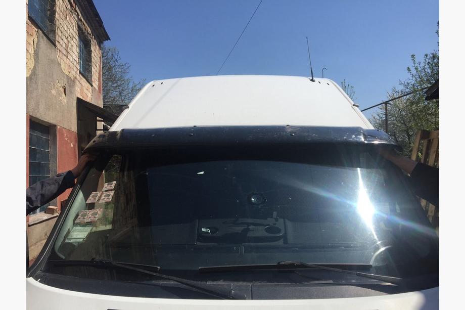 Ford Transit 2000–2014 Vindrutespoiler (svart blank, 5 mm) Foto 5