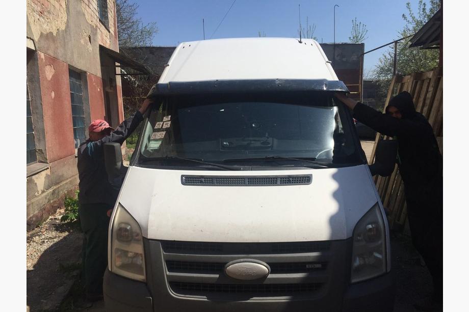 Ford Transit 2000–2014 Vindrutespoiler (svart blank, 5 mm) Foto 6