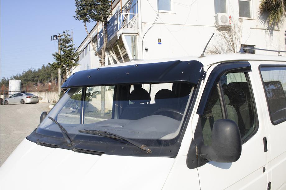 Ford Transit 1991–2000 Vindrutespoiler (svart blank, 5 mm) Foto 3