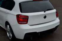 BMW 1-serien F20/F21 2011–2019 Kromlist till baklucka (rostfritt stål) foto 1