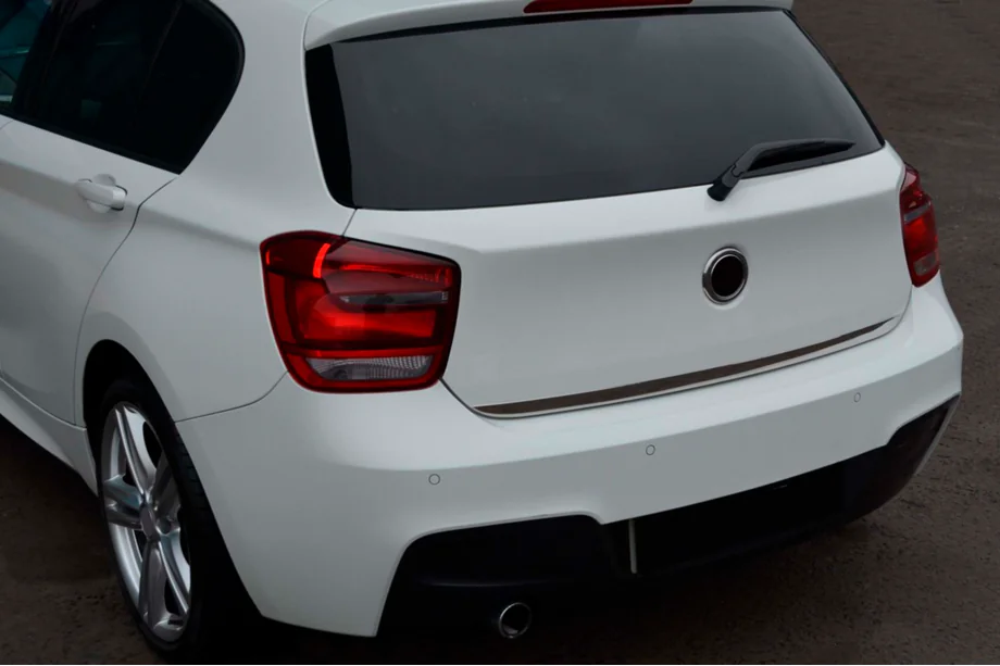 BMW 1-serien F20/F21 2011–2019 Kromlist till baklucka (rostfritt stål) Image