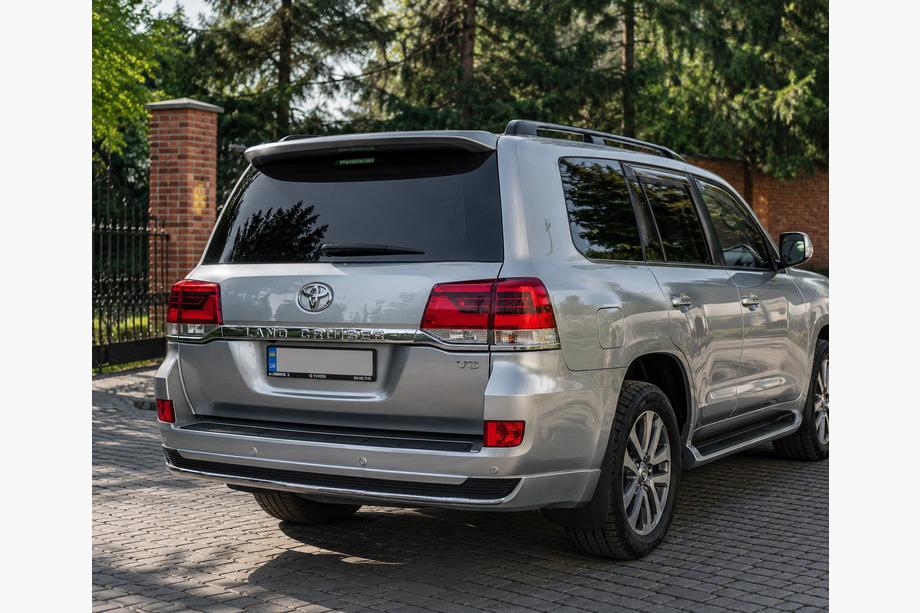 Toyota Land Cruiser 200 2007–2021 Bakre diffuser med krom 2016-2021 (Executive 2019/2021) Foto 4