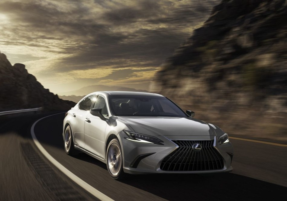 Lexus ES: översikt av en sedan i businessklass