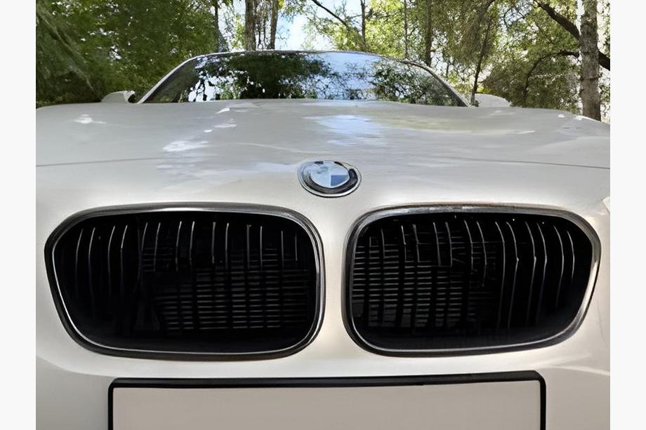 BMW 1-serien F20/F21 2011–2019 M-Look njurgrill (2011-2014, blank svart med kromkant) Image