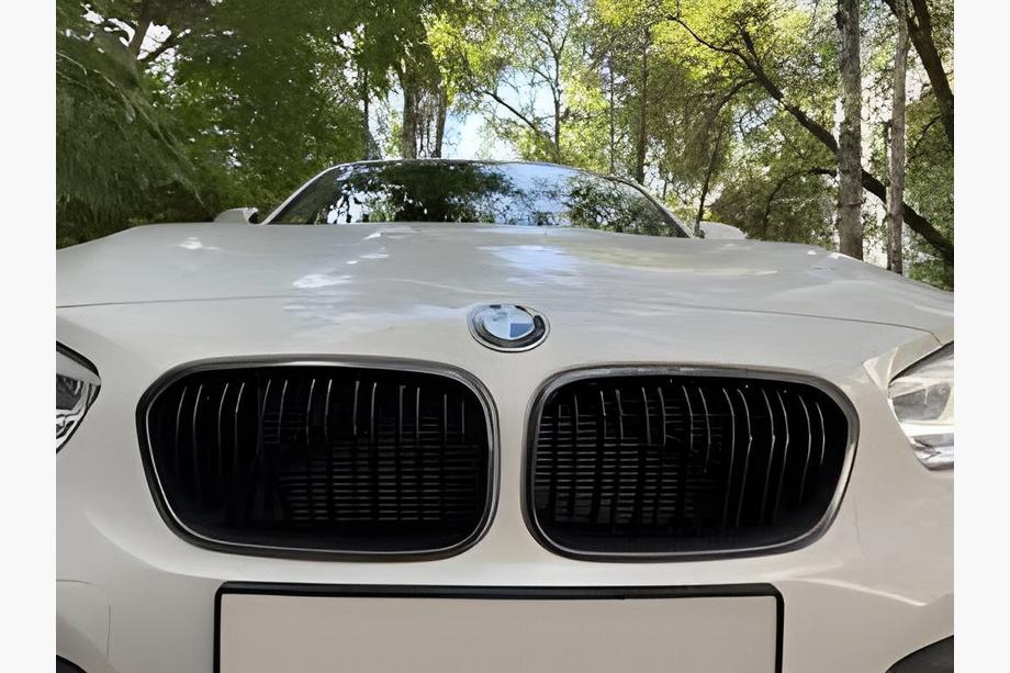 BMW 1-serien F20/F21 2011–2019 M-Look njurgaller (2015-2019, blanksvart med kromkant) Image
