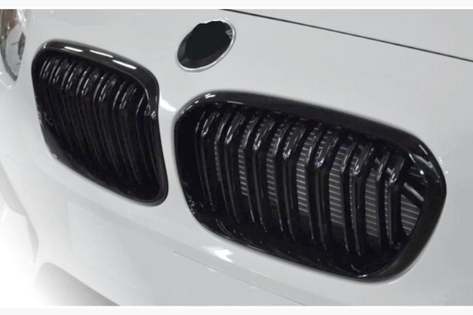 BMW 1-serien F20/F21 2011–2019 M-Look njurgrill (2015-2019, blank svart) Foto 1