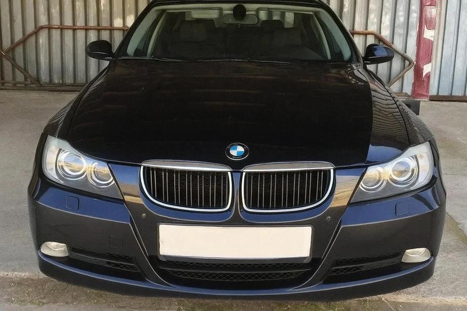 BMW 3-serie E90/E91 2005–2011 M-Look njurgaller (för E-90/91 2005-2008, blanksvart med kromlist) Image