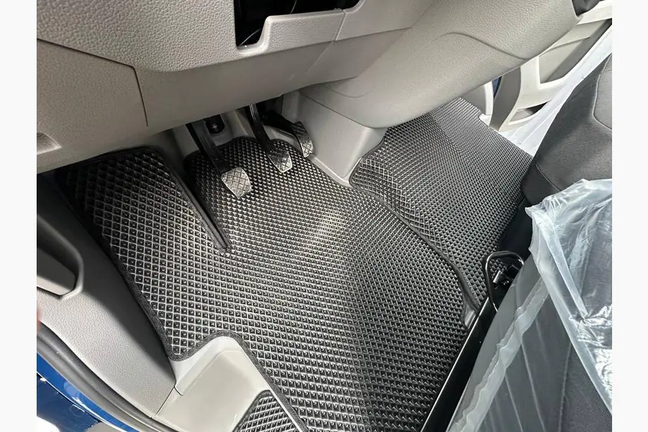 Volkswagen Crafter 2016– Bilgolvmattor 2024+ (3 st., EVA, Svart) Image