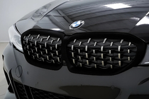BMW 3-serien G20/G21 2018– Diamond Silver njurgrillar (2018-2022, svart kant) foto 1