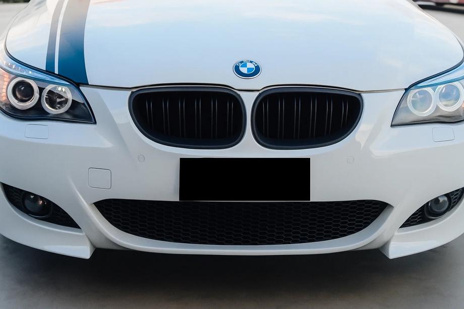 BMW 5-serien E60/E61 2003–2010 M-Look njurgrillar (matt svart) Image