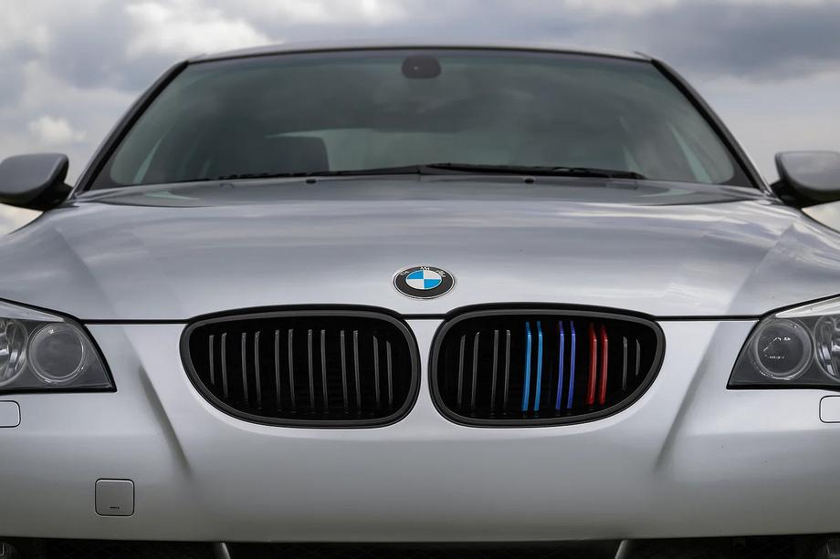BMW 5-serien E60/E61 2003–2010 M-Look njurgaller (M-Color) Image