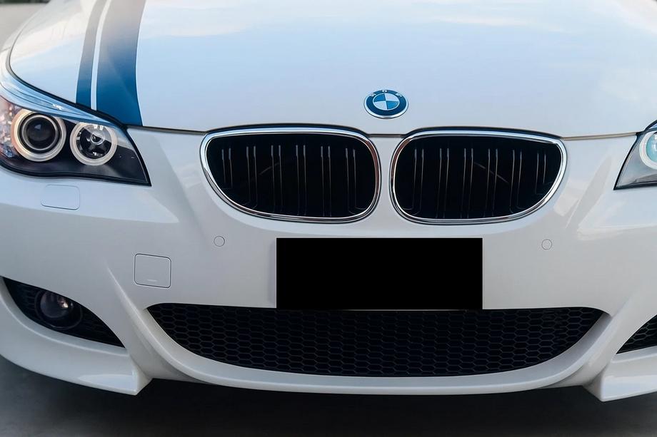 BMW 5-serien E60/E61 2003–2010 M-Look njurgaller (svart högglans med kromkant) Image