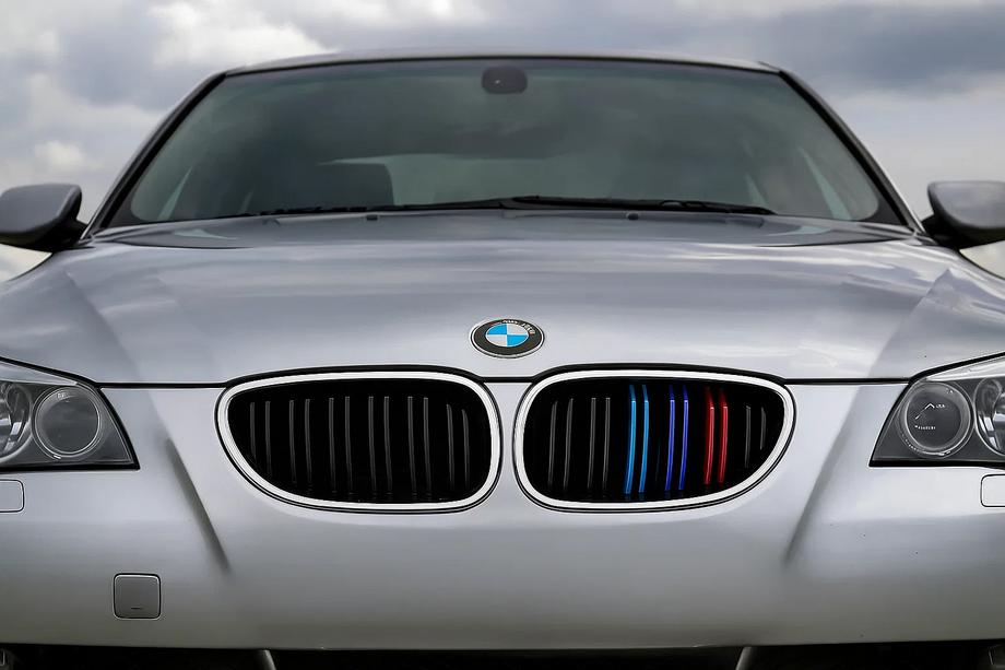 BMW 5-serien E60/E61 2003–2010 Njurgaller M-Look (M-Color med kromkant) Image