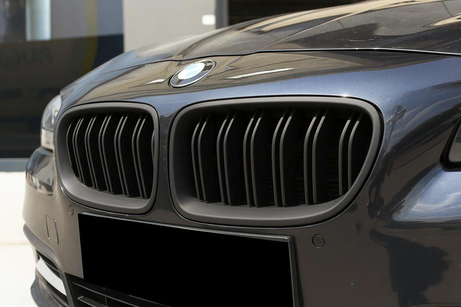 BMW 5-serien F10/F11 2010–2016 M-Look njurgrillar (matt svart) Image