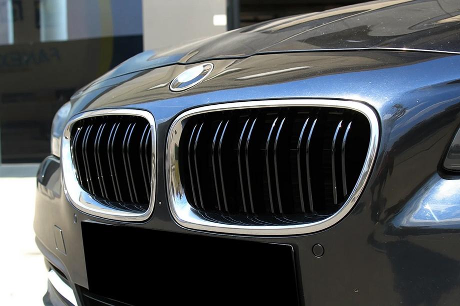 BMW 5-serien F10/F11 2010–2016 M-Look njurgaller (svart högglans med kromkant) Image