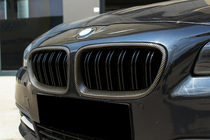 BMW 5-serien F10/F11 2010–2016 M-Look njurgrill (blank svart med carbon hydroprint) foto 1