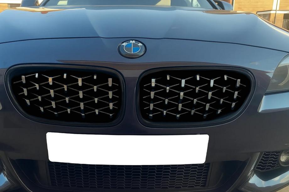 BMW 5-serien F10/F11 2010–2016 Njurgaller Diamond Silver (svart kant) Image