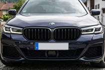 BMW 5-serien G30/G31 2017–2023 Frontgrill 1 Bar (2021+, matt svart) foto 1