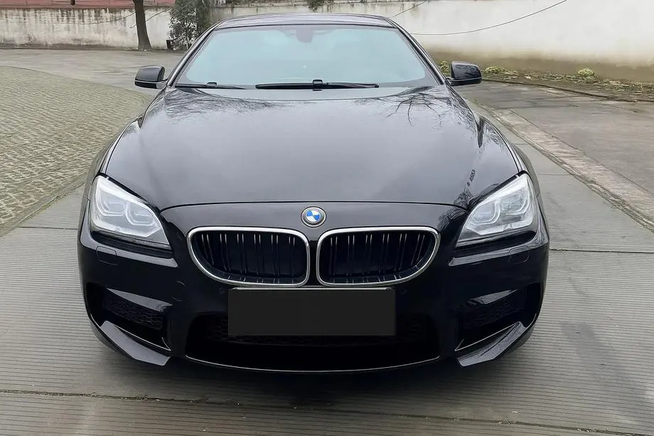 BMW 6-serien F12/F13/F06 2011–2018 M-Look njurgaller (svart högglans med kromkant) Image