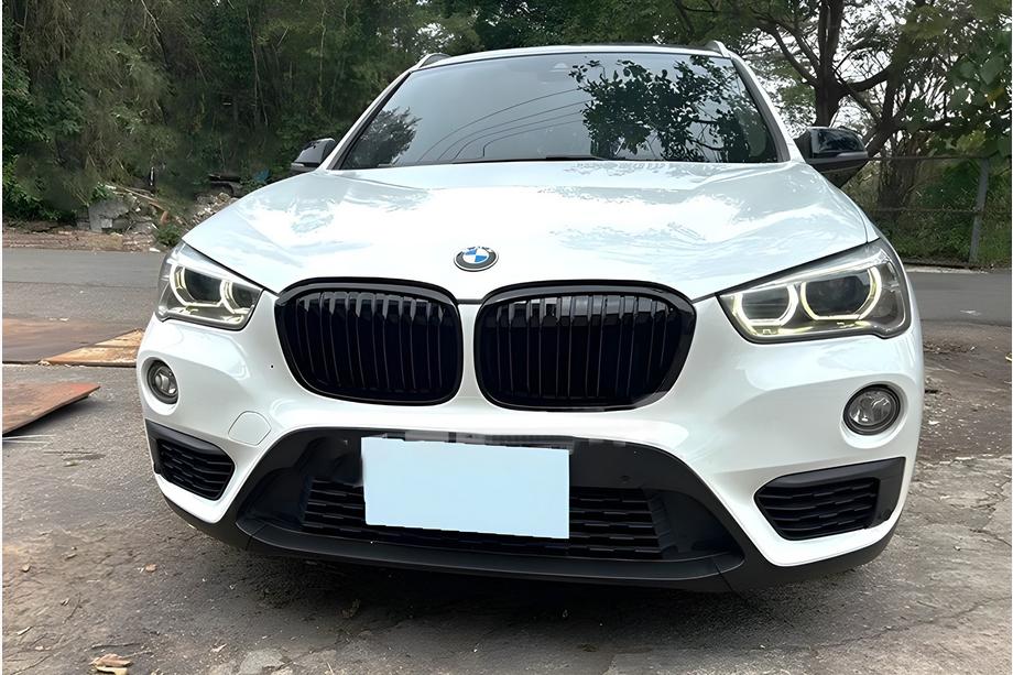 BMW X1 F48 2015–2022 M-Look njurgrill (2015-2019, blank svart) Image