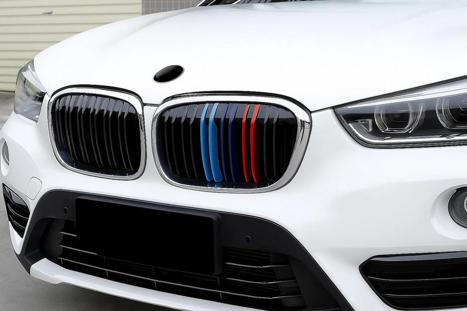 BMW X1 F48 2015–2022 M-Look njurgrillar (2015-2019, M-Color med kromkant) Image
