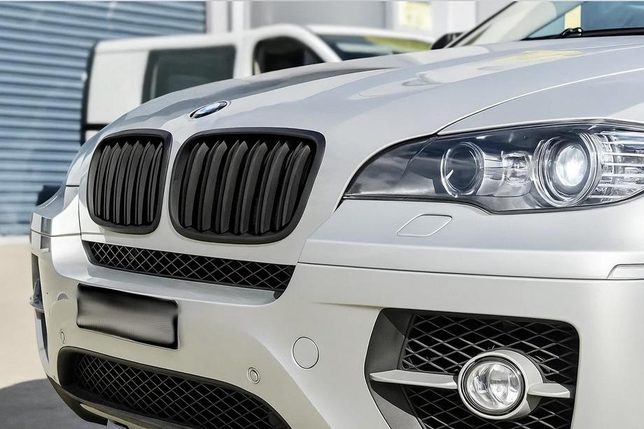 BMW X5 E70 2007–2013 M-Look njurgrillar (matt svart) Image