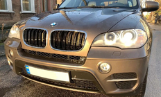 BMW X6 E71 2008–2014 M-Look njurgaller (svart högglans med kromkant) foto 4