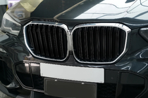 BMW X5 G05 2019–2026 M-Look njurgrillar (2019-2022, svart högglans med kromlist) foto 1