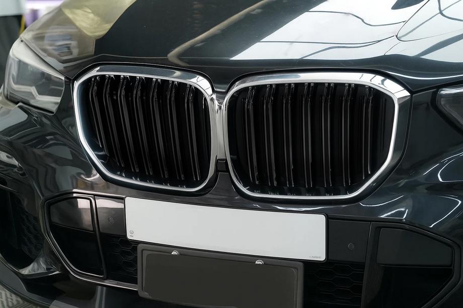 BMW X5 G05 2019–2026 M-Look njurgrillar (2019-2022, svart högglans med kromlist) Image