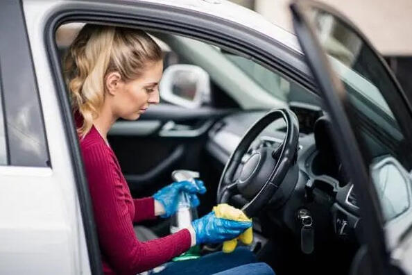 Så får du snabbt bort unken lukt i bilens kupé: steg för steg