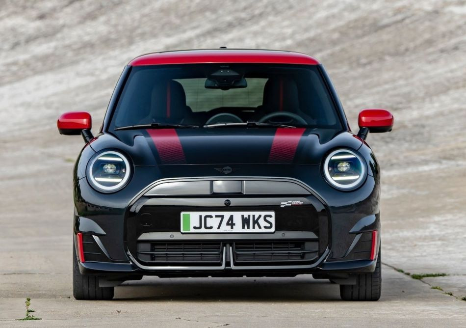 Test av elhalvkombin MINI John Cooper Works Electric