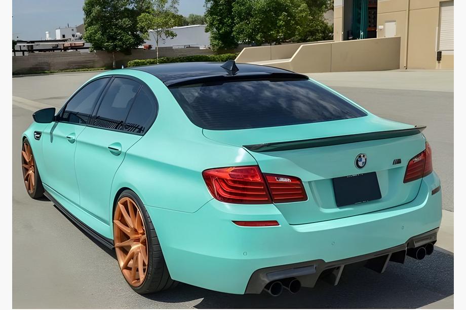 BMW 5-serien F10/F11 2010–2016 M4-Style V2 bagageluckespoiler (för F10, blanksvart) Image