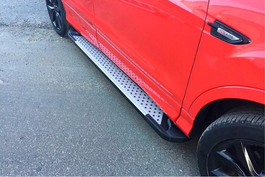 Ford Kuga/Escape 2013–2019 Sidosteg Allmond Grey (2 st, aluminium) Med lackerade dörrplåtar Foto 4