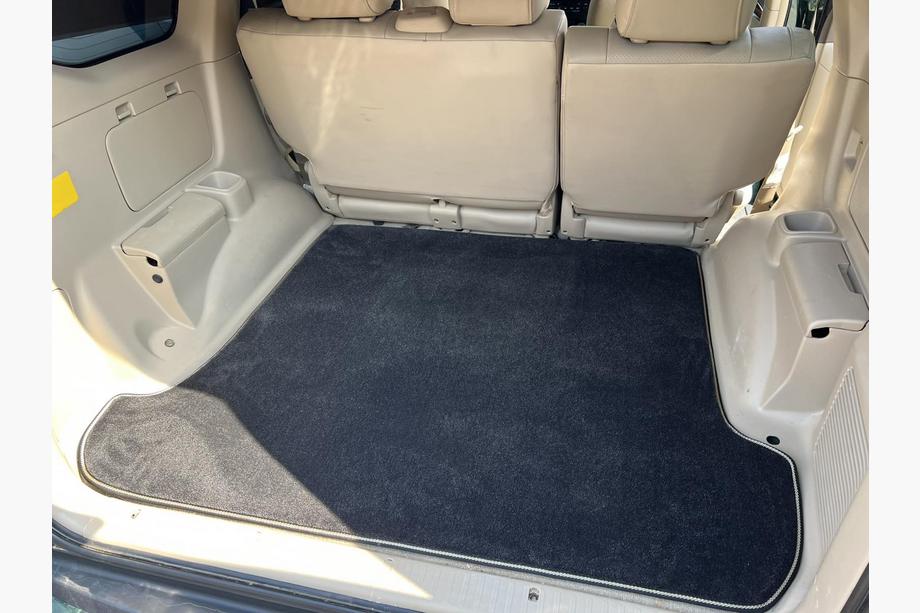 Toyota Land Cruiser Prado 120 2002–2009 Premium textilbagagerumsmatta – svart (5 eller 7 säten) Image