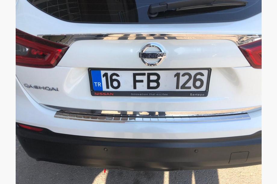Nissan Qashqai 2014–2021 Dekorlist ovanför registreringsskylten (rostfritt stål) Foto 6