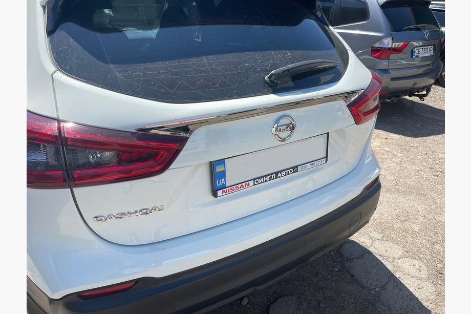 Nissan Qashqai 2014–2021 Dekorlist ovanför registreringsskylten (rostfritt stål) Foto 3