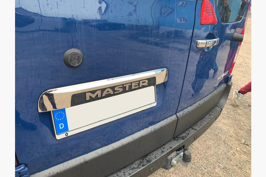 Renault Master 2011–2023 Rostfri list ovanför registreringsskylten Foto 3