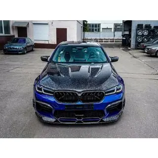 Motorhuv (F90-style, smidd kolfiber) foto 1