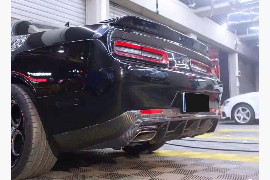 Dodge Challenger 2008–2023 Bakre stötfångardiffusor (kolfiber) Image