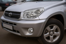 Toyota Rav 4 2001–2005 Kromade strålkastarramar (2 st, plast) 2003–2006 foto 2
