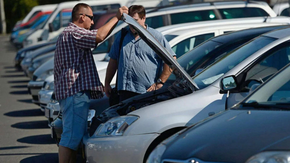 Köpa bil efter en olycka: besparing eller risker?