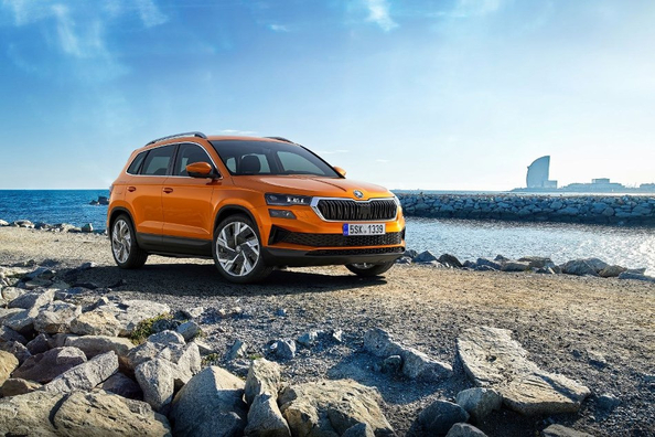 Uppdaterade Skoda Karoq: stil och teknik för stad och resor