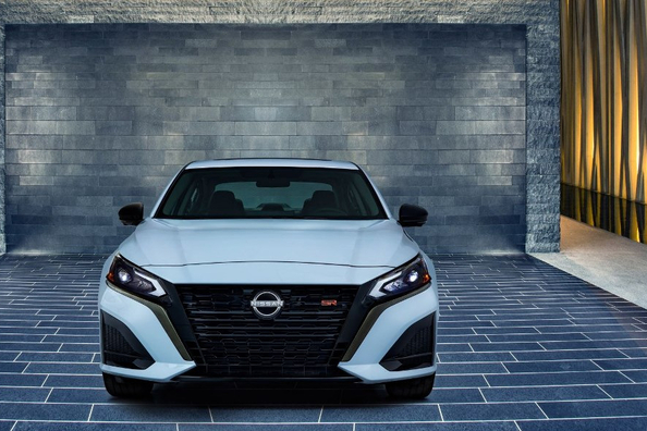 Uppdaterade Nissan Altima: en ny syn på den klassiska sedanen